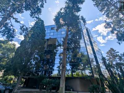 Alla nostra sinistra invece svetta la struttura a vetri del Mercure hotel, circondata da ulivi e alti pini